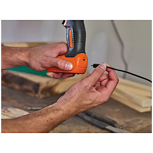 PARAFUSADEIRA E FURADEIRA BLACK+DECKER 8V MAX BIVOLT