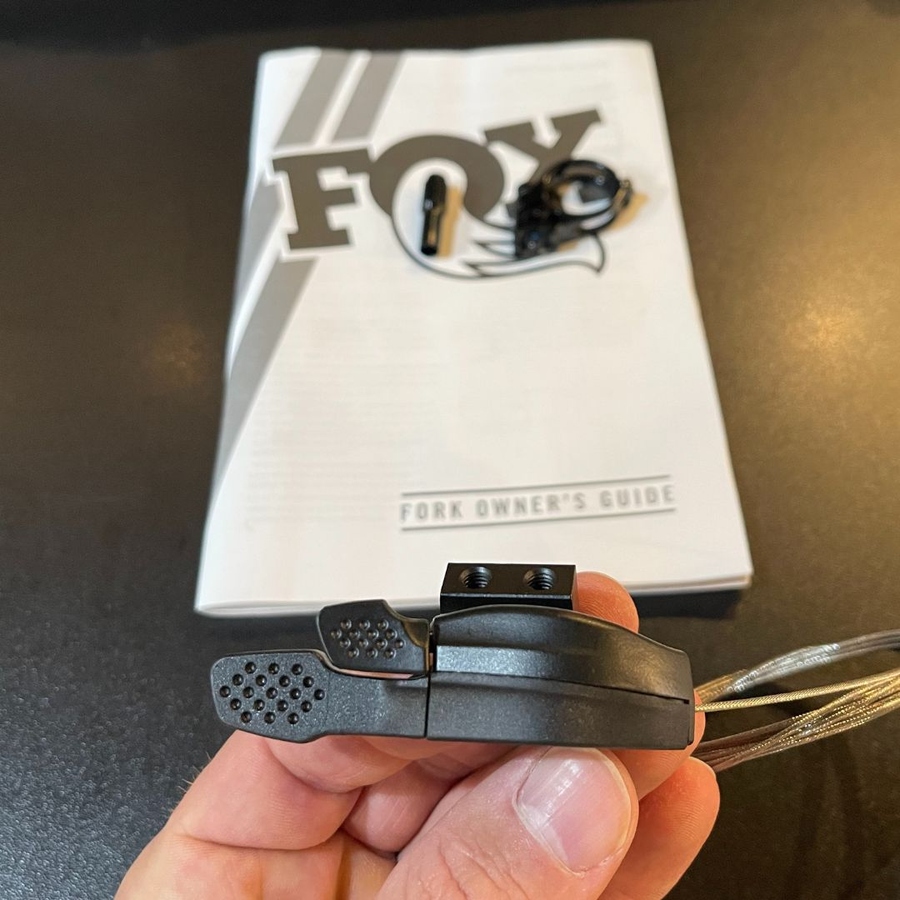 Garfo de Suspensão Fox Rhythm 34 com 130mm com trava no guidão Preta