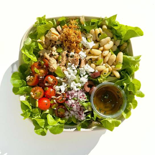 Salada de Atum, Feijão Branco, Queijo de Cabra, Tomate Grape, Cebola Roxa, Salsa Lisa, Limão Sciciliano, Azeitona, Crocante de Quinoa