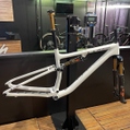 Quadro Specialized Epic Evo com Kashima Branco