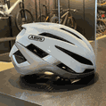 Capacete Abus Stormchaser Branco E Prata
