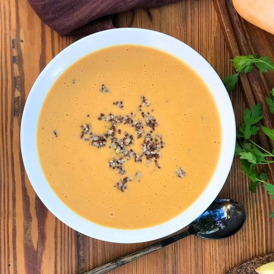 Sopa de Abóbora, quinoa, leite de coco, cebola, erva, cidreira, gengibre, alho, cebolinha e sal do himalaia