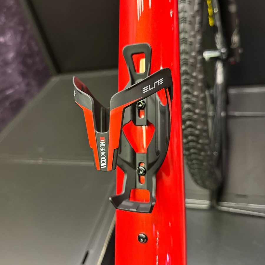 Suporte de Garrafa Elite Vico Carbon Preto e Vermelho