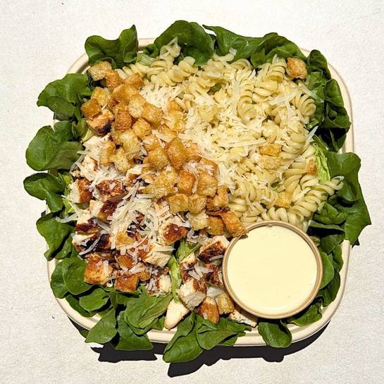 Frango, fusili, crouton, parmesão, mix de folhas, molho caesar