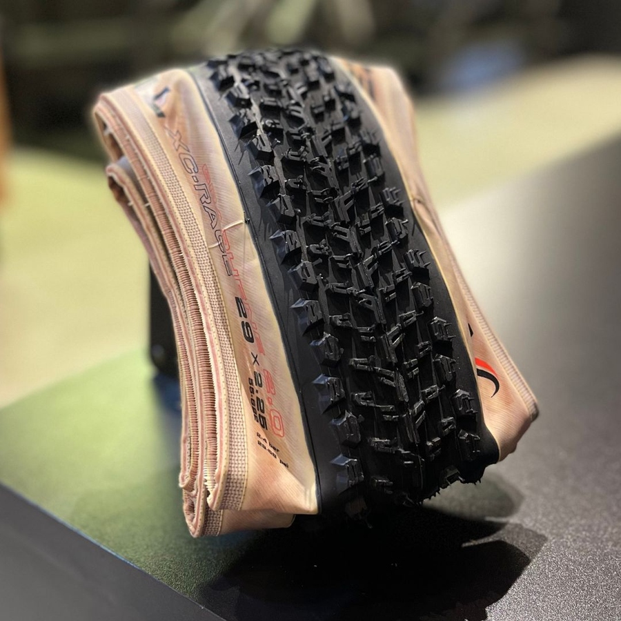 Pneu MTB Vittoria Mezcal XCR TLR Tubeless Preto Faixa Bege 
