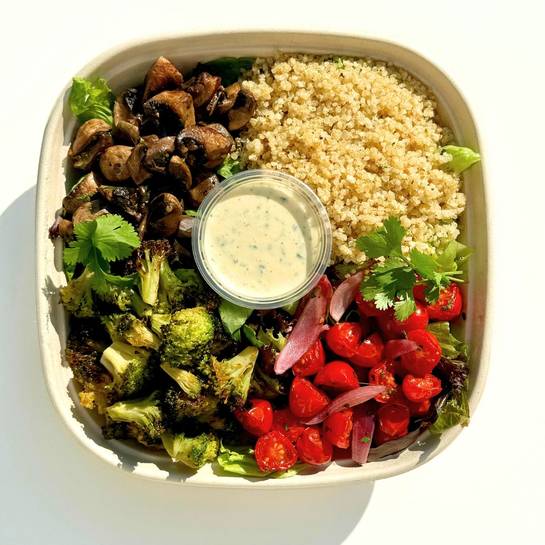 Salada de cogumelos, quinoa branca, tomate, brócolis e cebola assados, coentro, salsa, mix de folhas, molho ceaser