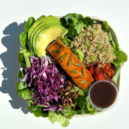 Salada de salmão glaceado, quinoa branca, avocado, repolho roxo, tomate e cebola assados, aipo, cebolinha, mix de sementes, molho missô
