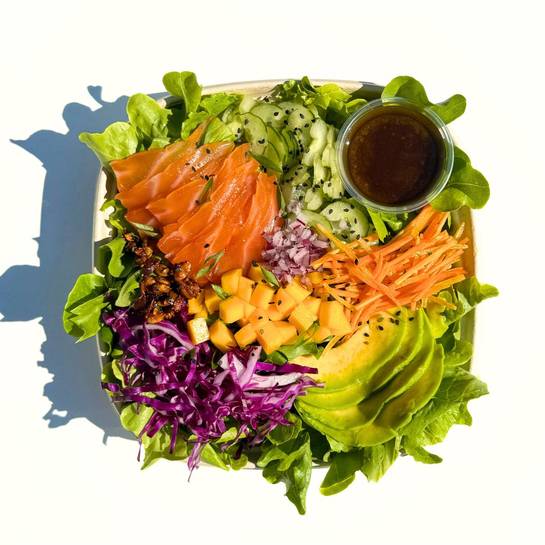 Salada de salmão curado, manga, pepino, avocado, cenoura, cebola roxa, cebolinha, repolho roxo, gergelim, mix de sementes, salsa, espinafre baby, mix de folhas, molho oriental