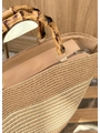 BOLSA DE PALHA COM ALÇA DE BAMBU BEGE E LISTRAS CLARA - 2