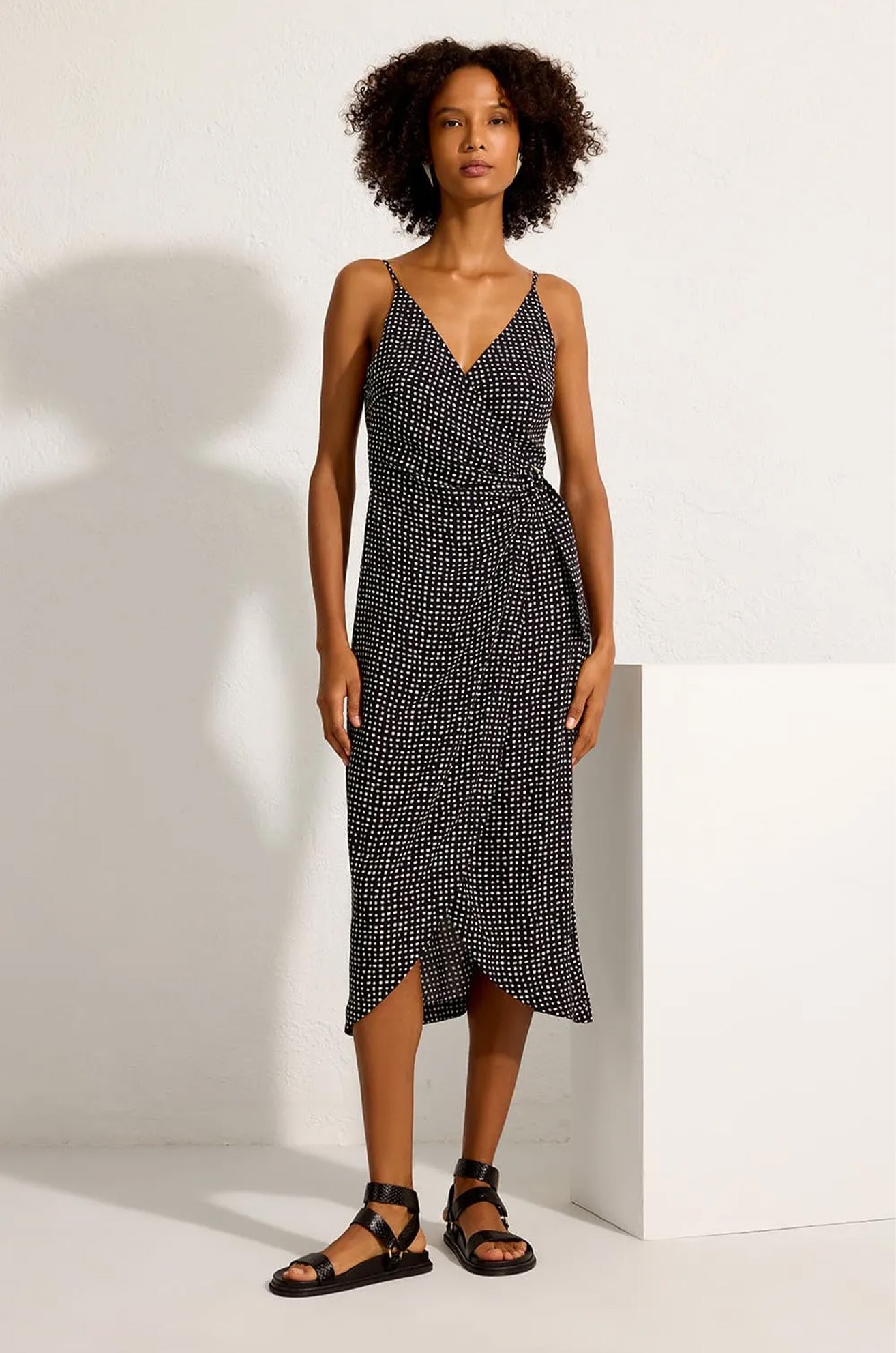 VESTIDO TUBO COM DRAPEADO POIS