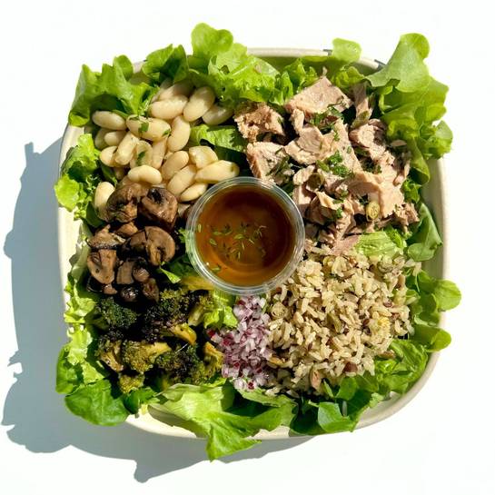 Salada de Atum, Cogumelo, Arroz 7grãos, Feijão branco, Brócolis Assado, Cebola Roxa, Salsa, Alacaparra, Molho azeite de ervas  
