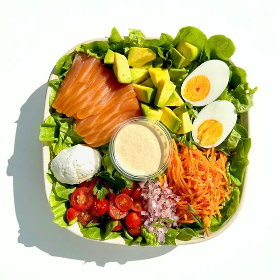 Salada de salmão curado e defumado, avocado, ovo cozido, tomate grape, cenoura, queijo de cabra, cebolinha, salsa, mix de folhas, molho iogurte