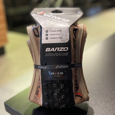 Pneu Vittoria Tubeless Barzo XCR TLR Preto Faixa Bege