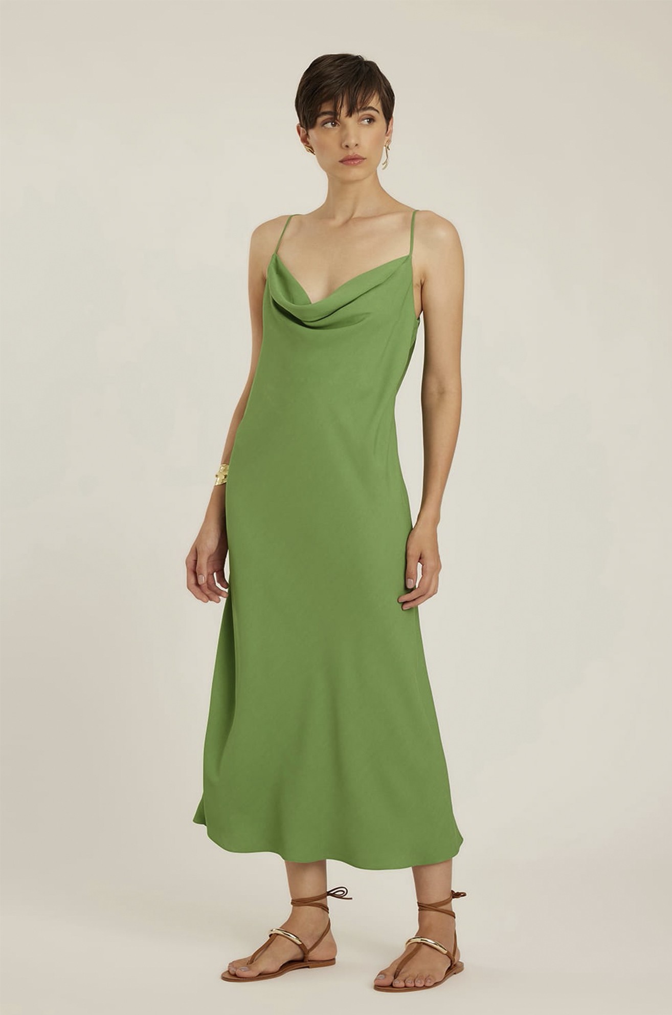 Vestido decote degage matcha