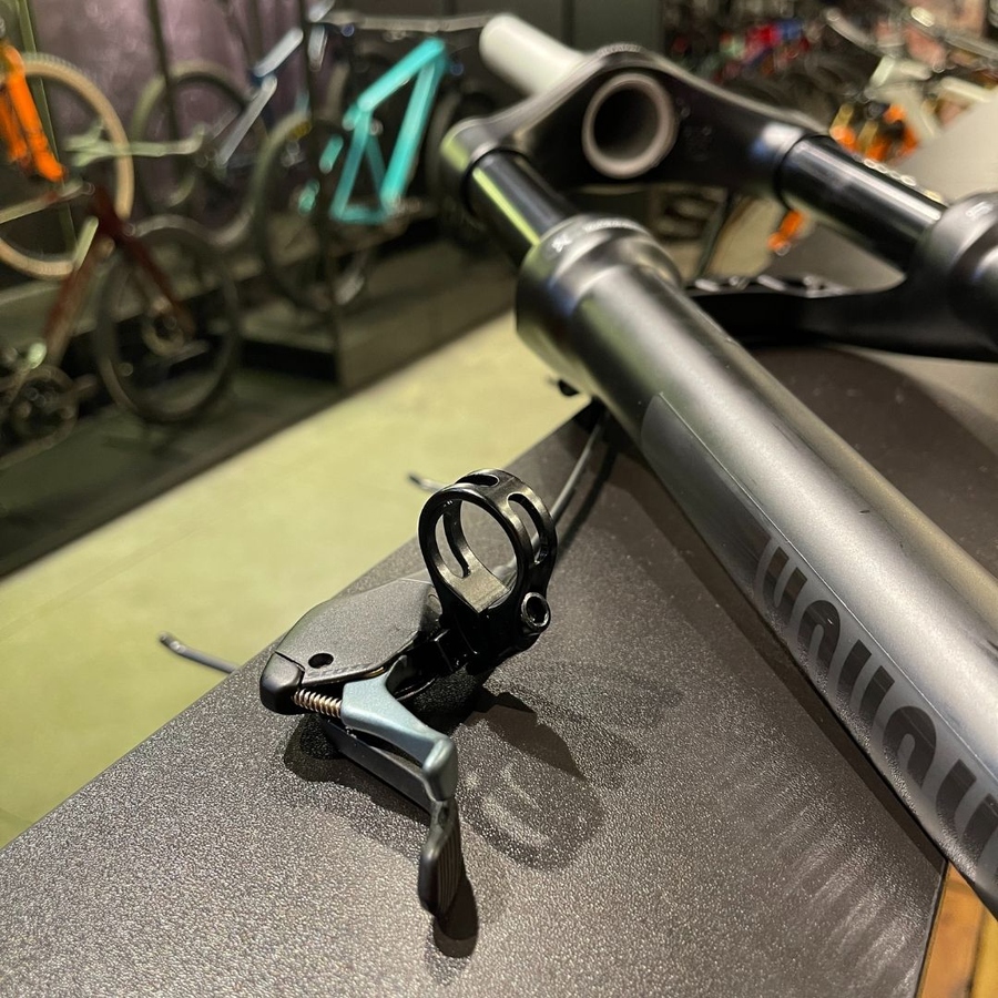 Garfo de Suspensão Rockshox Original Judy Silver com trava no guidão Preta