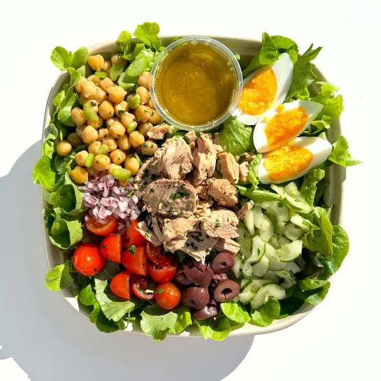 Salda de Atum, Grão-de-Bico, Ovo, Tomate Grape, Pepino, Cebola Roxa, Azeitona, Salsa, Aipo, Mix de Folhas, Vinagrete Francês