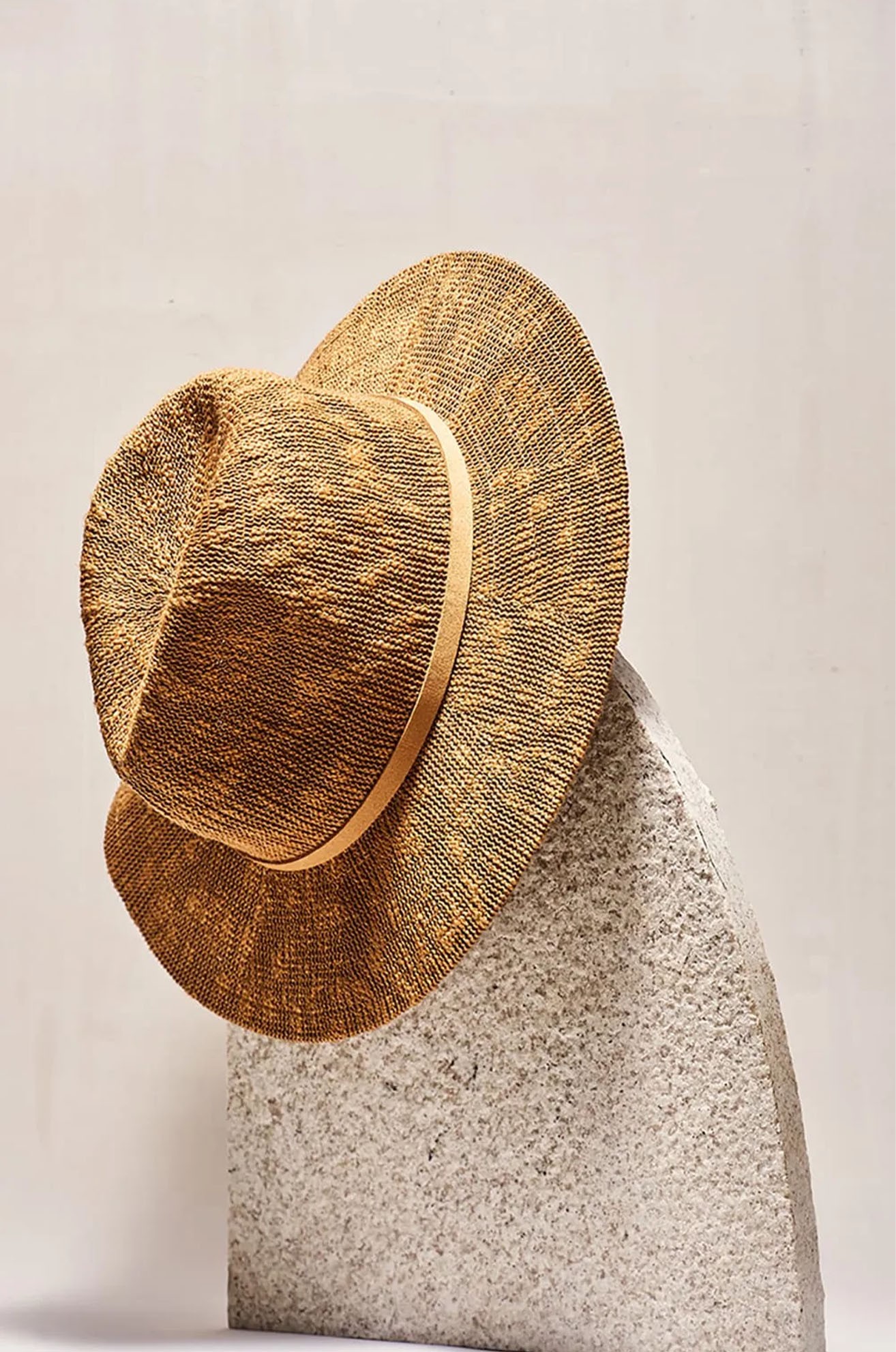 CHAPÉU TRAMA TRICOT CARAMELO