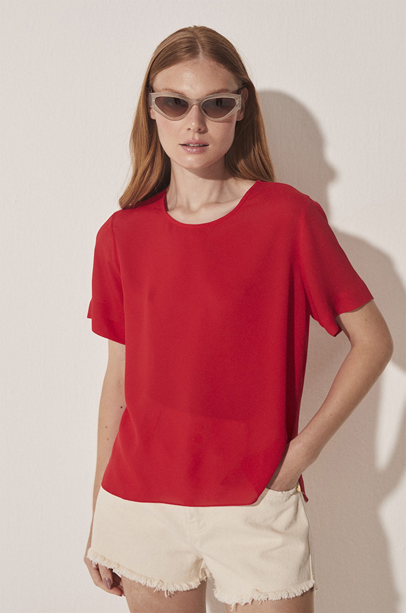 Blusa manga curta flores fluidas