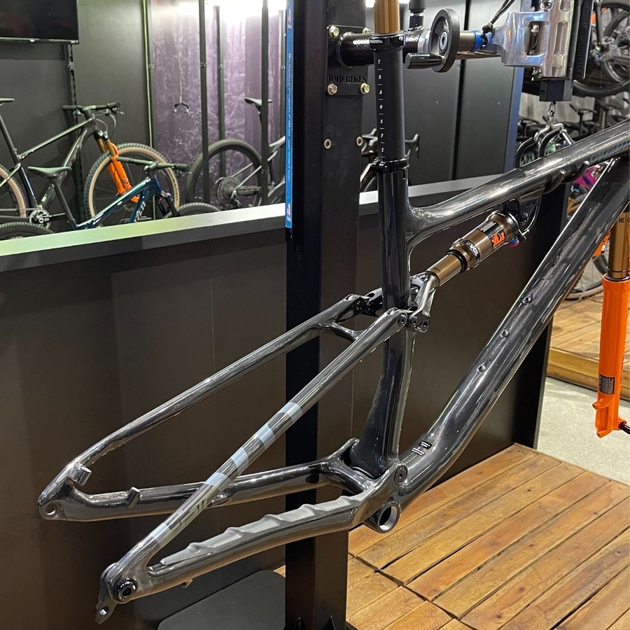 Quadro Specialized Epic Evo com Kashima Carbono