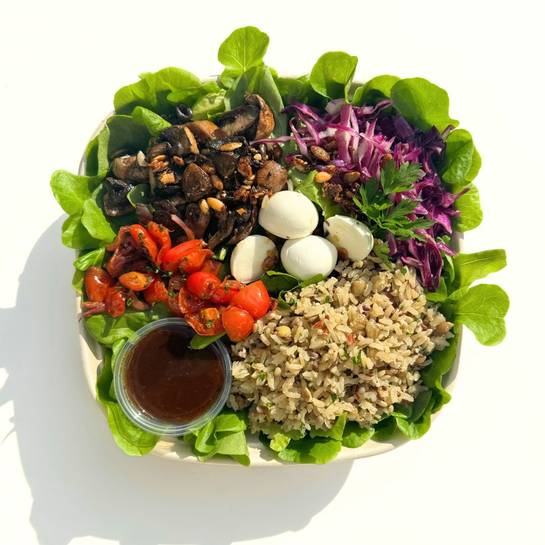 Salada cogumelos, arroz 7 grãos, mozzarella de búfala, repolho roxo, tomate e cebola assados, mix de sementes, manjericão, salsa, mix de folhas, molho missô gergelim e gengibre