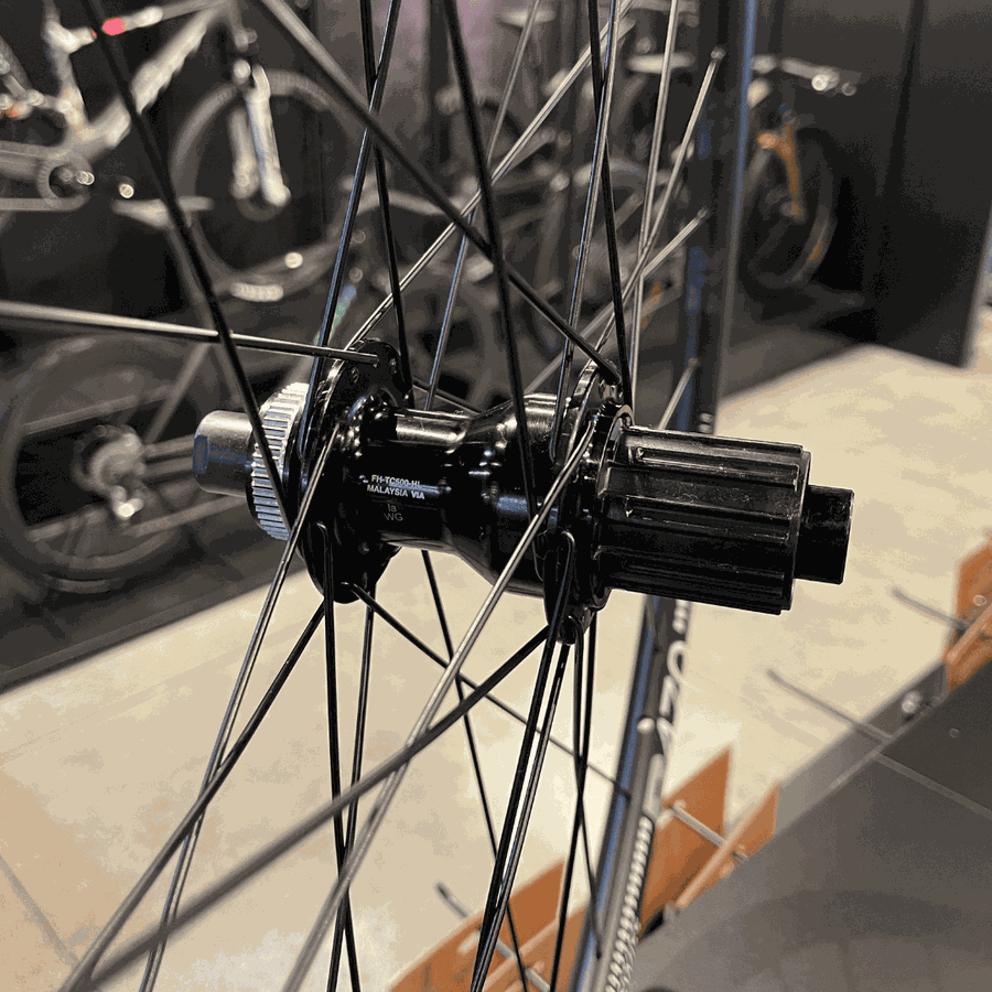 Rodas DT SWISS R470 em Alumínio com cubos SHIMANO