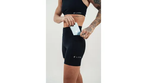 Shorts Feminino Bolso Lateral Preto Lurk  hover