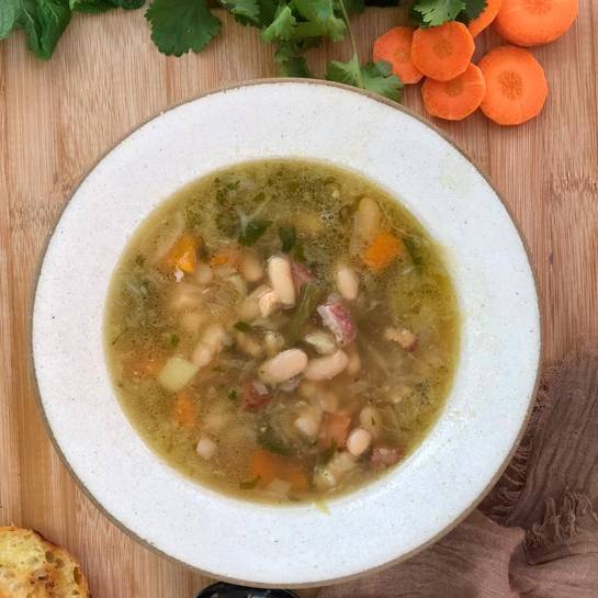 Cassoulet, sopa de feijão branco com vegetais