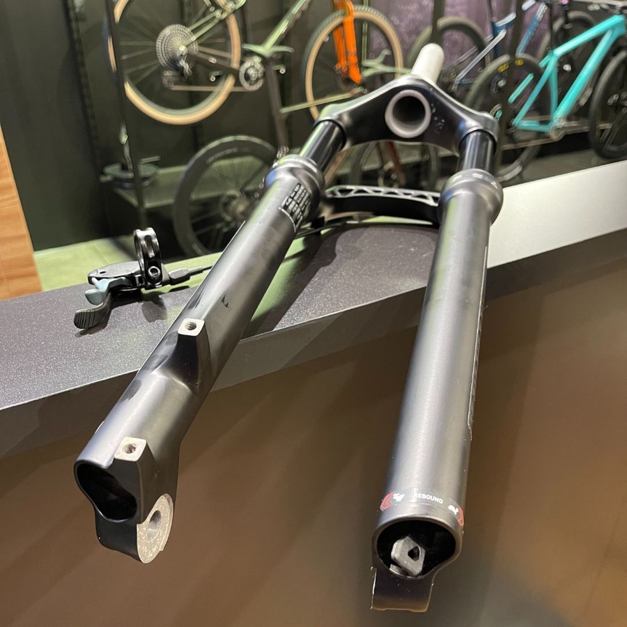 Garfo de Suspensão Rockshox Original Judy Silver com trava no guidão Preta