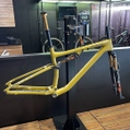 Quadro Specialized Epic Evo com Kashima GOLD Cetim