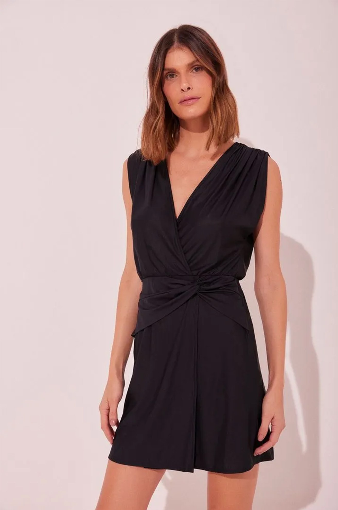 VESTIDO CURTO LISO CLASSICO