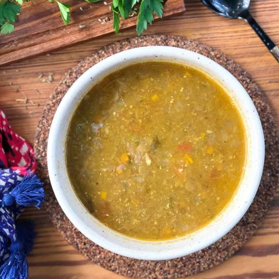 Sopa de Lentilha, esipnafre, cenoura, erva doce, cebola, alho,coentro, semente de mostarda, salsão, salsinha, limão, garam masala, gengibre, curry, tandoouri, tomate, cardamomo, louro em pó, leite de coco, açúcar de coco, azeite extra virgem