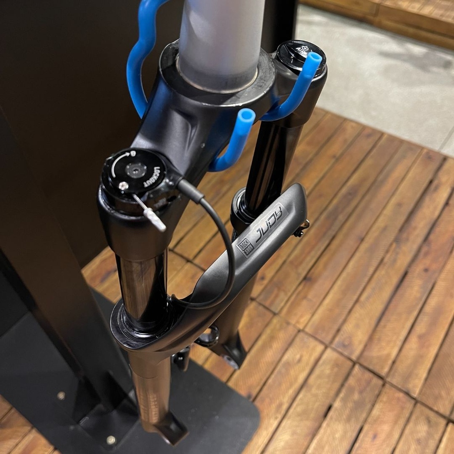 Garfo de Suspensão Rockshox Original Judy Silver com trava no guidão Preta